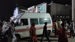मंगला एक्सप्रेस में पैंट्रीकार का खाना खाते ही बिगड़ी 30 स्कूली बच्चों की तबीयत, 50 मिनट रोकी गई ट्रेन