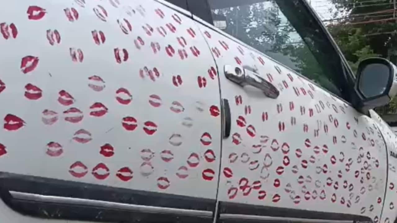 Gwalior police car challan lipstick kiss
