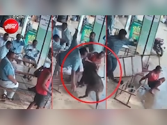 दुकान पर चाय की चुस्की के बीच रॉकेट रफ्तार से आया सूअर, सबको धड़ाम कर गया- Video