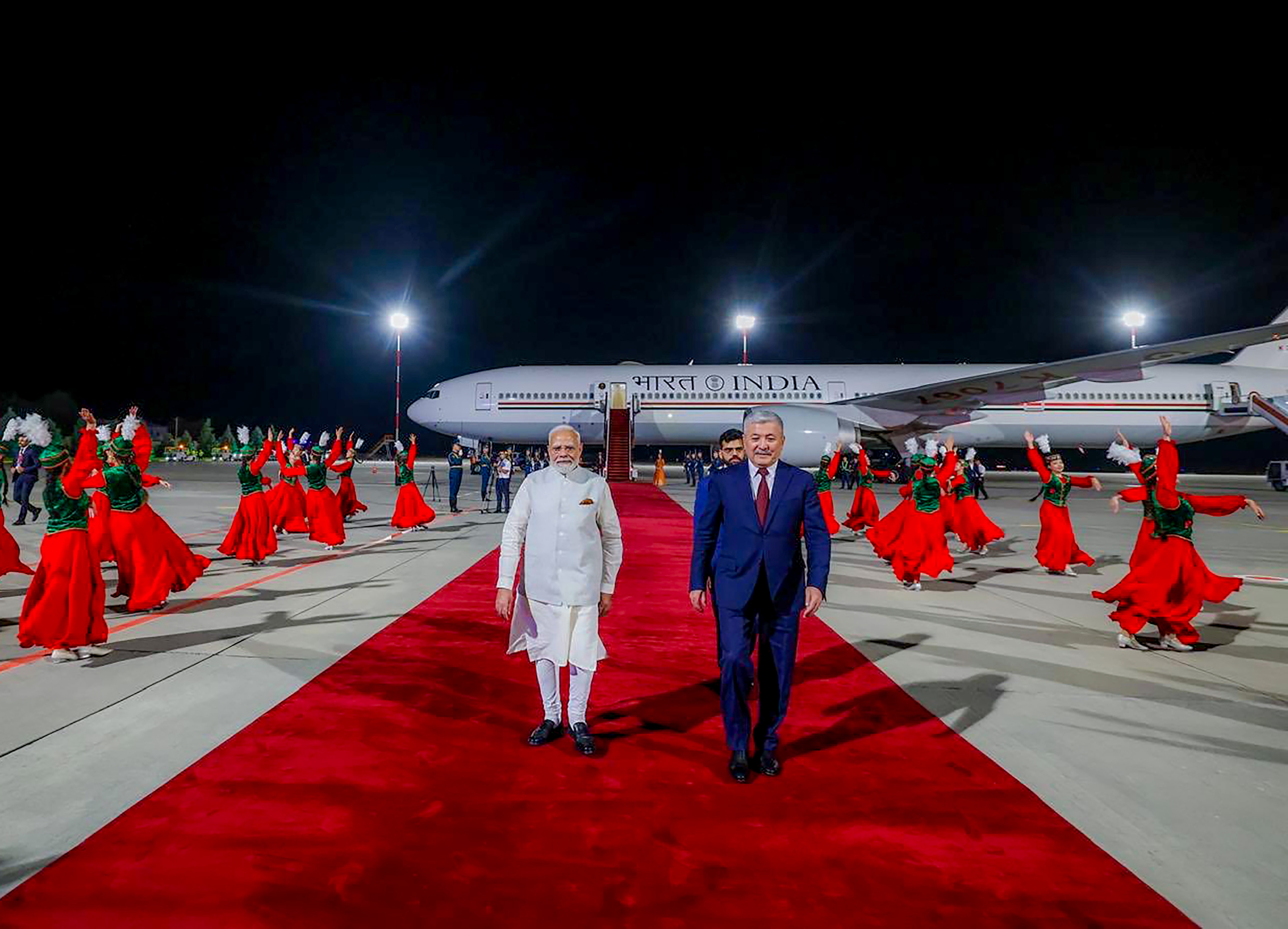 बिश्केक में पीएम मोदी का रेड कार्पेट पर जोरदार स्वागत हुआ. बिश्केक में पीएम मोदी का रेड कार्पेट पर जोरदार स्वागत हुआ.