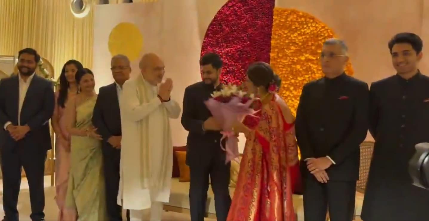 Amit Shah greets the couple Amit Shah greets the couple