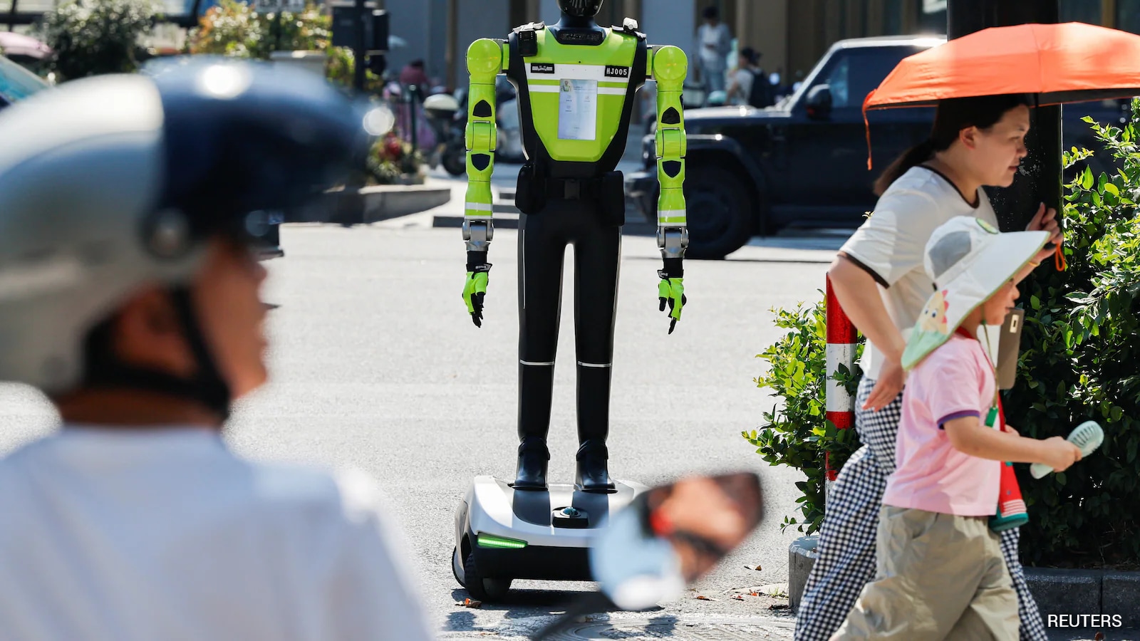 China Deploys T2 Traffic Robots to Monitor Violations and Assist Police in Hangzhou