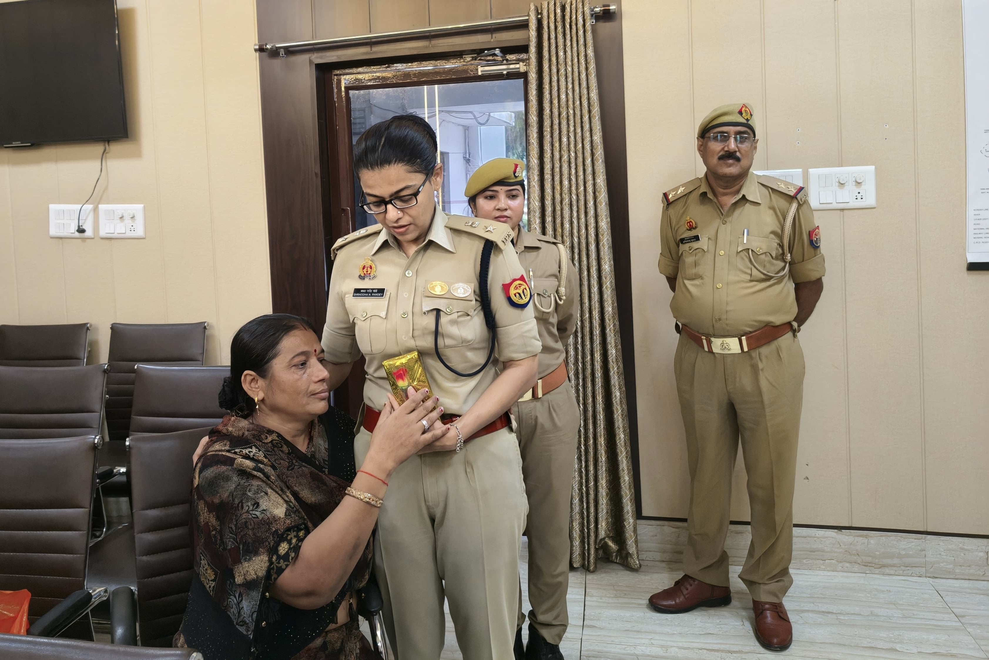 IPS shraddha pandey sp kanpur dehat hugs woman viral video IPS shraddha pandey sp kanpur dehat hugs woman viral video