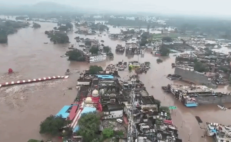 चित्रकूट में मंदाकिनी का महाप्रलय! 135 मीटर पार जलस्तर, UP-MP का संपर्क कटा, हेलीकॉप्टर से शुरू हुआ रेस्क्यू