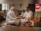 दक्षिणा का असली मतलब क्या है? पूजा के बाद सिर्फ पैसे नहीं, ये 4 चीजें देना भी माना जाता है शुभ