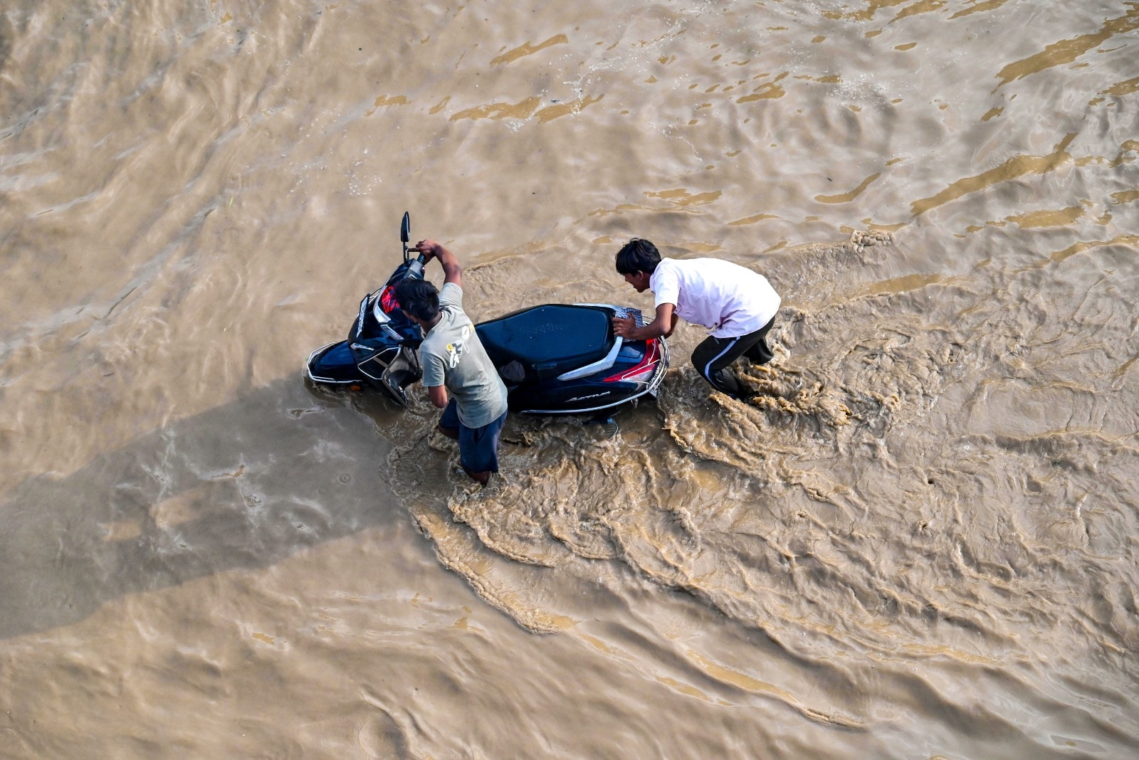 पटना में गंगा नदी के किनारे वाले इलाकों में पानी फैल गया है. 