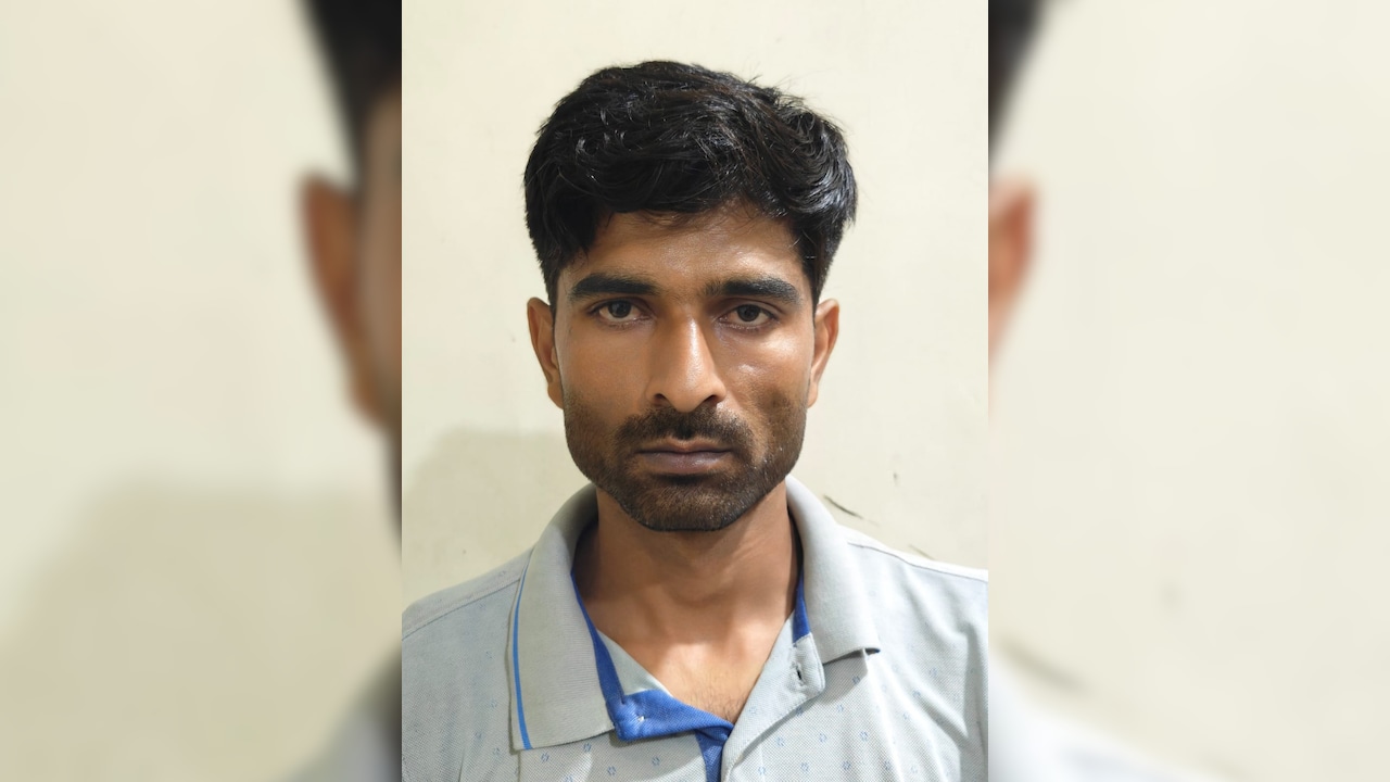 पुलिस की वर्दी की चाहत में दांव पर लगा दी भाई की सरकारी नौकरी, अब दोनों पहुंच गए जेल