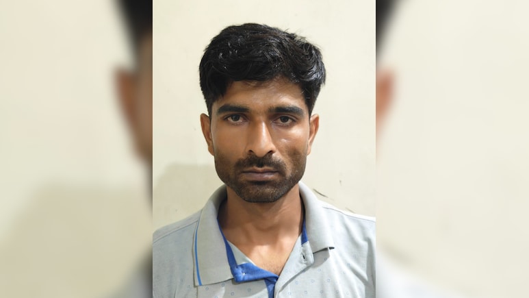 पुलिस की वर्दी की चाहत में दांव पर लगा दी भाई की सरकारी नौकरी, अब दोनों पहुंच गए जेल