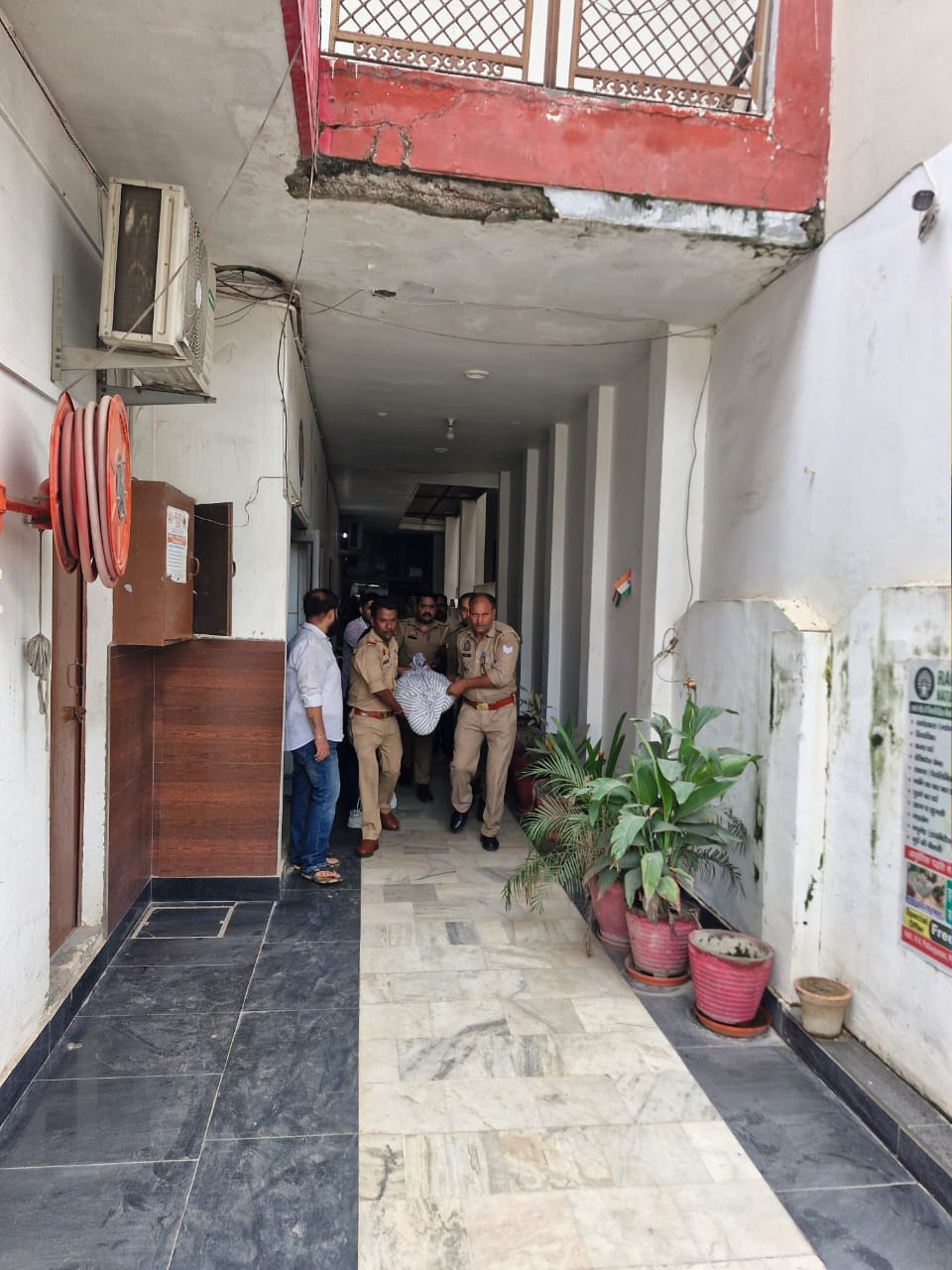 Meerut Woman Doctor Death: बॉडी ले जाती हुई पुलिस
