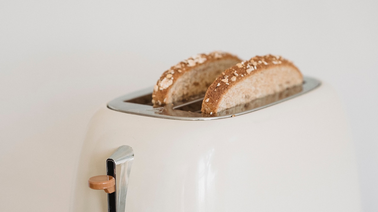 10 Reasons Toasters Brown One Side More Than The Other And How To Get More Even Toast 10 Reasons Toasters Brown One Side More Than The Other And How To Get More Even Toast