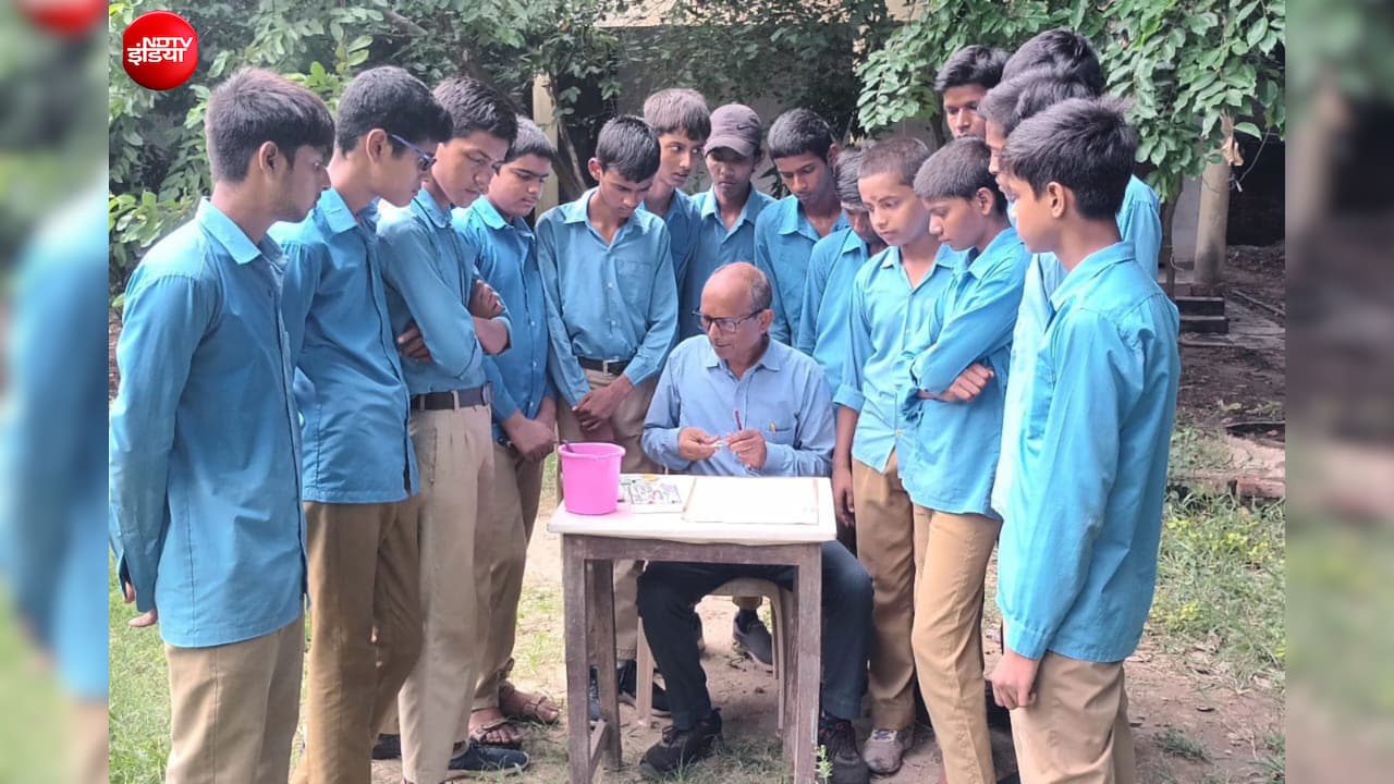 जो गुरु दक्षिणा में मांगते हैं सिर्फ एक पेड़, बलिया के डॉ. इफ्तेखार खान राष्ट्रीय पुरस्कार से होंगे सम्मानित