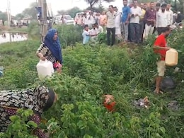 रिफाइंड OIL का टैंकर क्या पलटा, यहां तो लूटने की मची होड़; जमीन पर गिरे तेल को बाल्टी-केन में भरकर घर भागे लोग