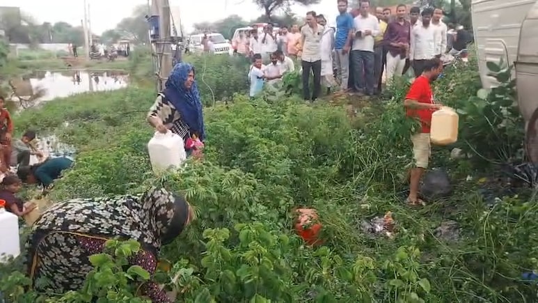 रिफाइंड OIL का टैंकर क्या पलटा, यहां तो लूटने की मची होड़; जमीन पर गिरे तेल को बाल्टी-केन में भरकर घर भागे लोग