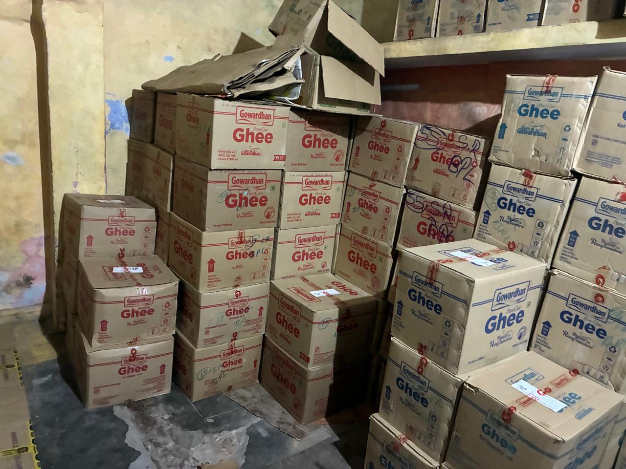 Adulterated Ghee: भोपाल में मिलावटी घी की जांच करने के बाद इस सारे माल को अधिकारियों ने खतरनाक बताया है. Adulterated Ghee: भोपाल में मिलावटी घी की जांच करने के बाद इस सारे माल को अधिकारियों ने खतरनाक बताया है.