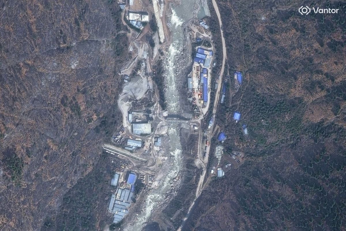 बाढ़ से पहले त्रिशूली नदी के किनारे स्थित इमारतों और पुल.