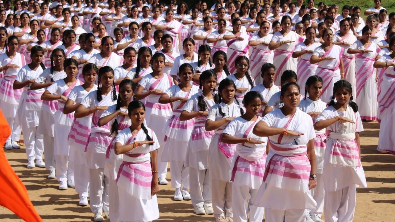 आरएसएस की स्थापना के समय से ही बड़ी संख्या में युवक-युवतियां इससे जुड़ी हुए हैं. आरएसएस की स्थापना के समय से ही बड़ी संख्या में युवक-युवतियां इससे जुड़ी हुए हैं.