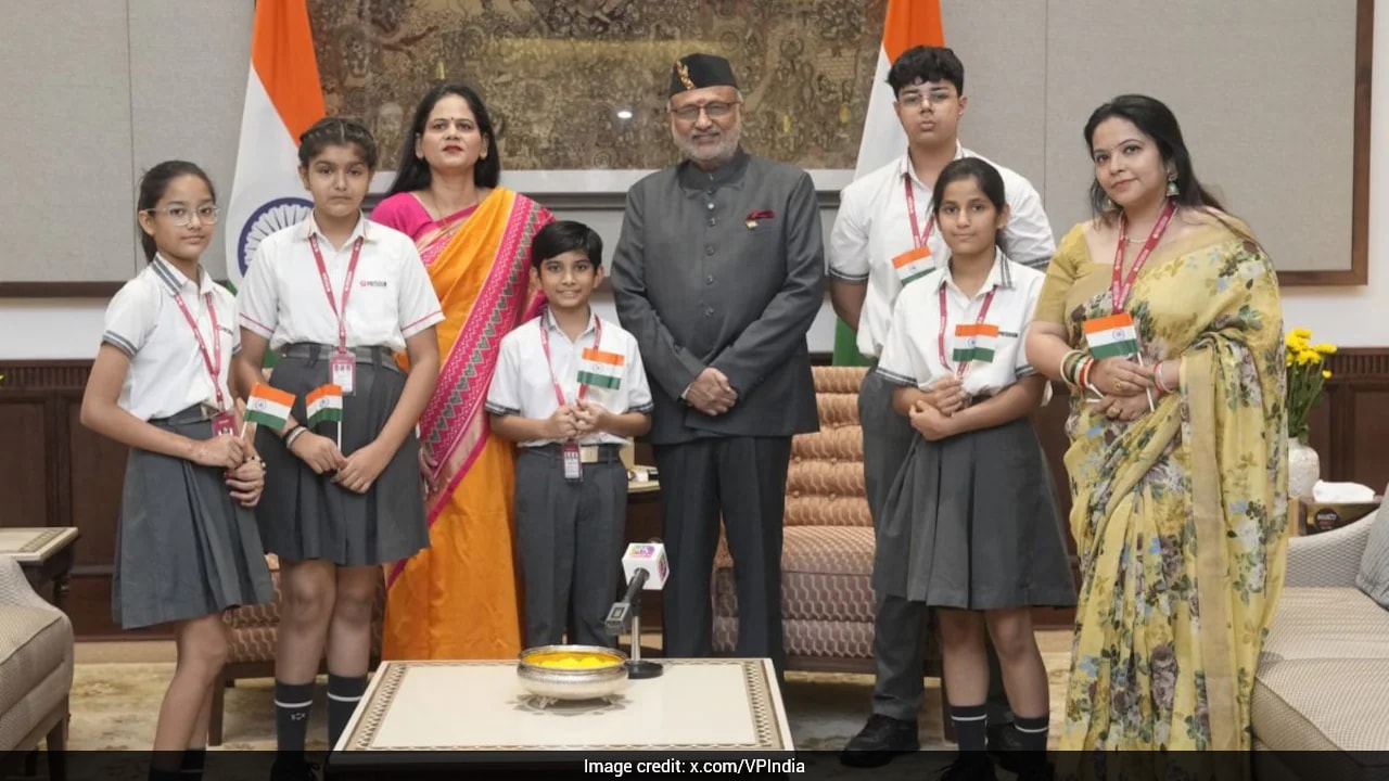 "Pursue Continuous Learning, Remain Curious": Vice President Interacts With School Students