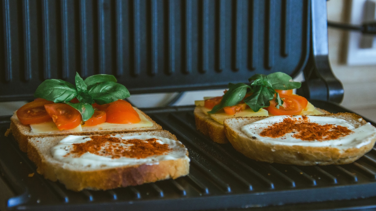 10 Reasons Sandwich Makers Brown Bread Unevenly And How To Get More Consistent Toasting 10 Reasons Sandwich Makers Brown Bread Unevenly And How To Get More Consistent Toasting