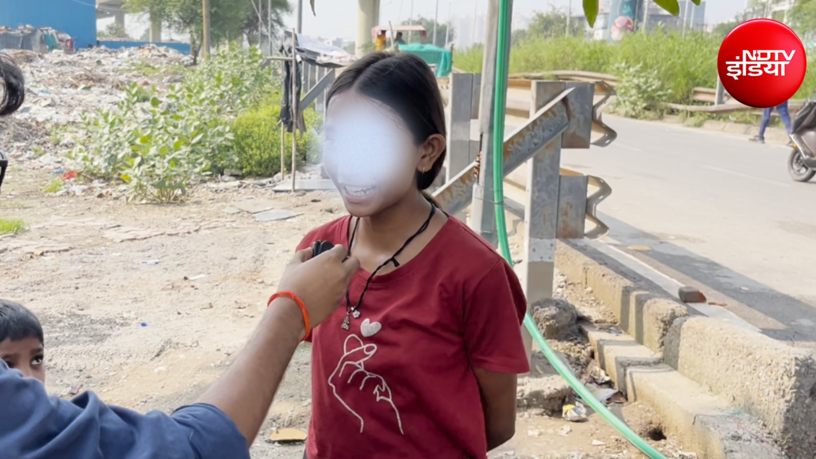 स्कूल से छुट्टी लेकर पानी भरने आती हैं मुस्कान