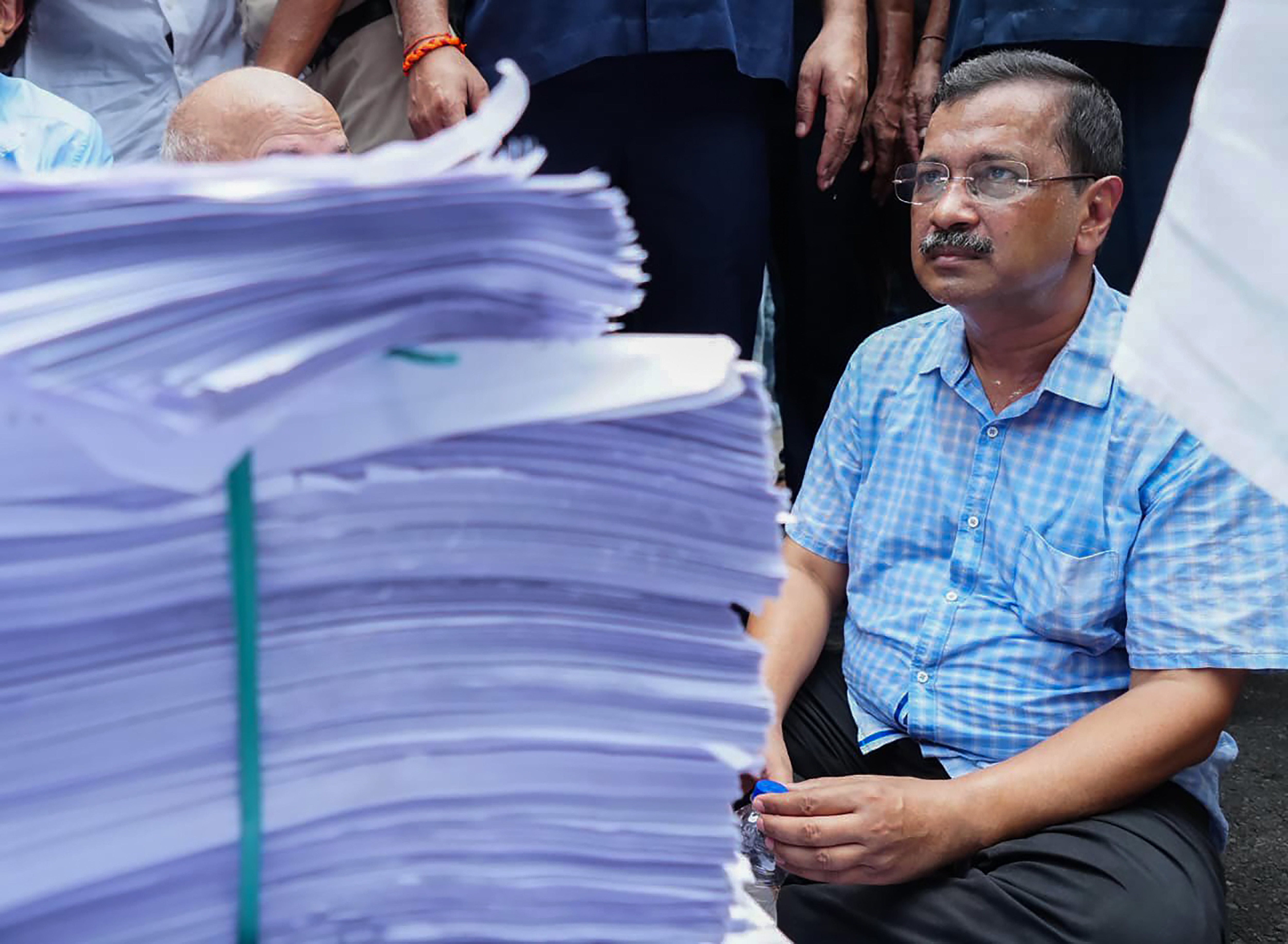 E20 पेट्रोल को लेकर जनता से मिली शिकायत पत्रों के साथ बैठे अरविंद केजरीवाल