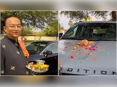 अमेरिका में नई कार की पूजा, पंडित जी ने 'ॐ' बना दिया, लेकिन 'स्वस्तिक' बनाने से इनकार कर दिया