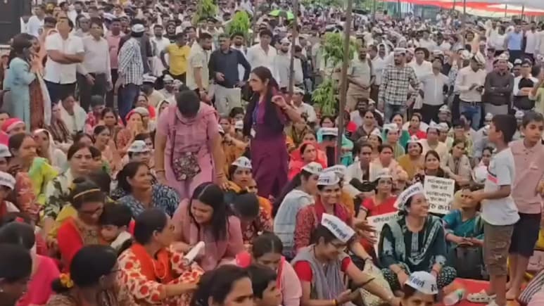 हजारों थर्ड ग्रेड टीचर ट्रांसफर की मांग के लिए जयपुर में जुटे, शिक्षा मंत्री से मुलाकात के बाद भी धरना जारी