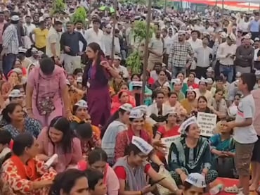 हजारों थर्ड ग्रेड टीचर ट्रांसफर की मांग के लिए जयपुर में जुटे, शिक्षा मंत्री से मुलाकात के बाद भी धरना जारी