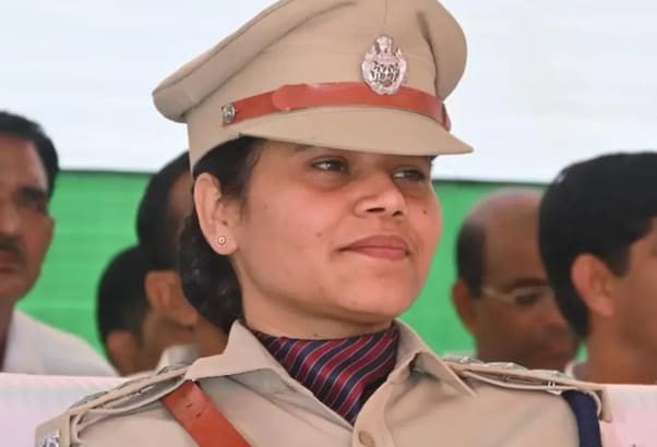 DSP कृतिका यादव: विप्रो की वो इंजीनियर जो बनी डीएसपी, 11 साल बाद गुरु को दिया खास सरप्राइज