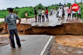 1.5 घंटे की बारिश से धंस गई रोड और कटे 40 गांव, करना पड़ रहा 100 किमी का एक्स्ट्रा सफर