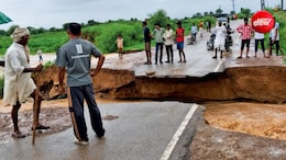 1.5 घंटे की बारिश से धंस गई रोड और कटे 40 गांव, करना पड़ रहा 100 किमी का एक्स्ट्रा सफर
