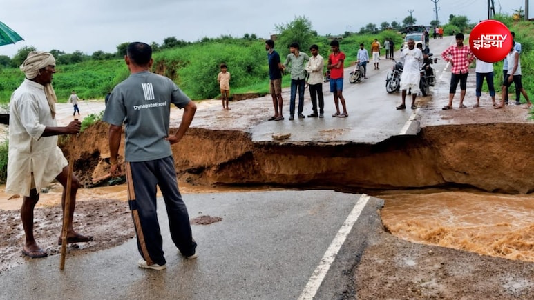 1.5 घंटे की बारिश से धंस गई रोड और कटे 40 गांव, करना पड़ रहा 100 किमी का एक्स्ट्रा सफर