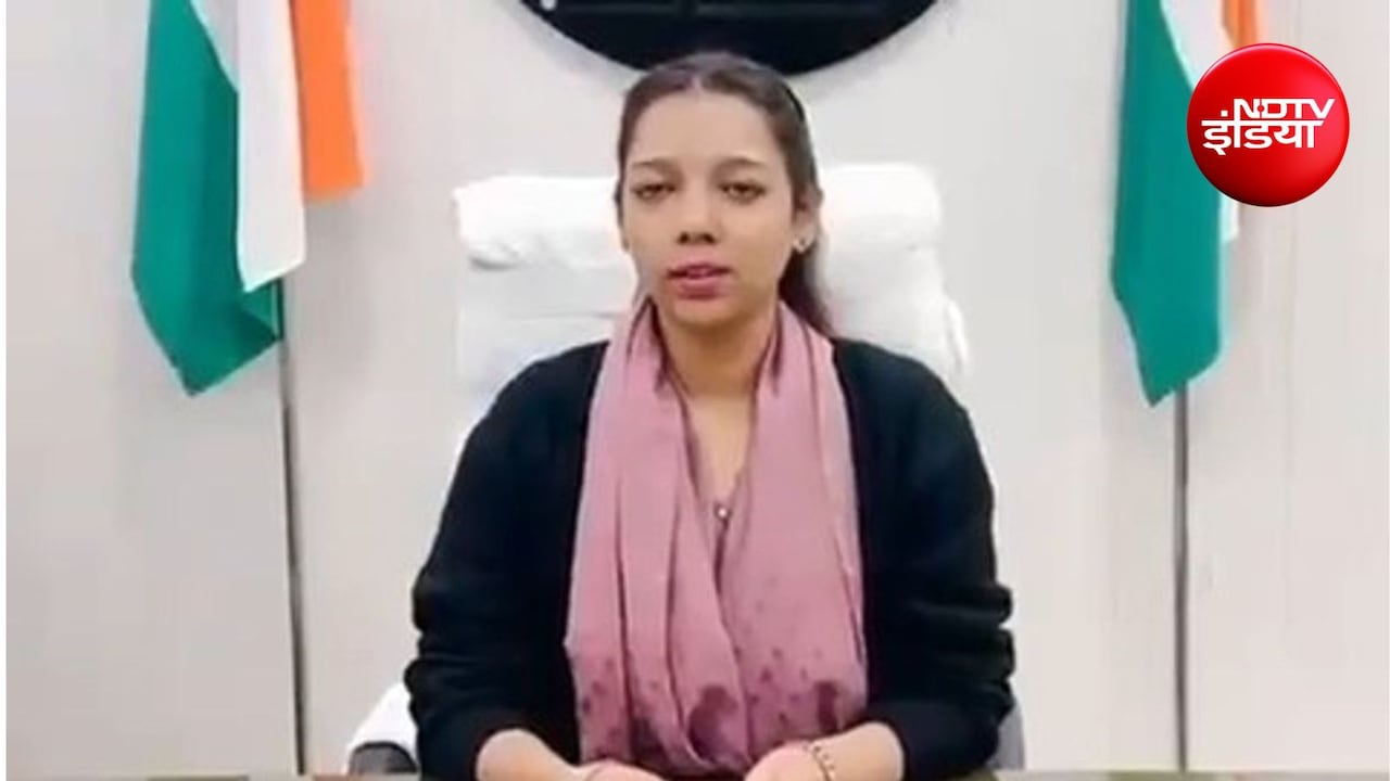 IAS अस्मिता लाल ने बदली दो बच्चियों की जिंदगी, नाली और रेलवे ट्रैक से उठाकर दी नई पहचान