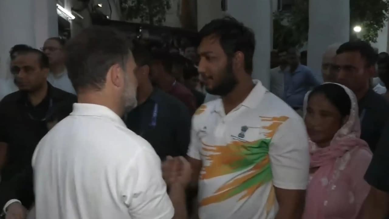 "Saw Person In Blue Uniform With Large Gun": Delhi Pellet Victim In FIR After Rahul Gandhi's Dharna