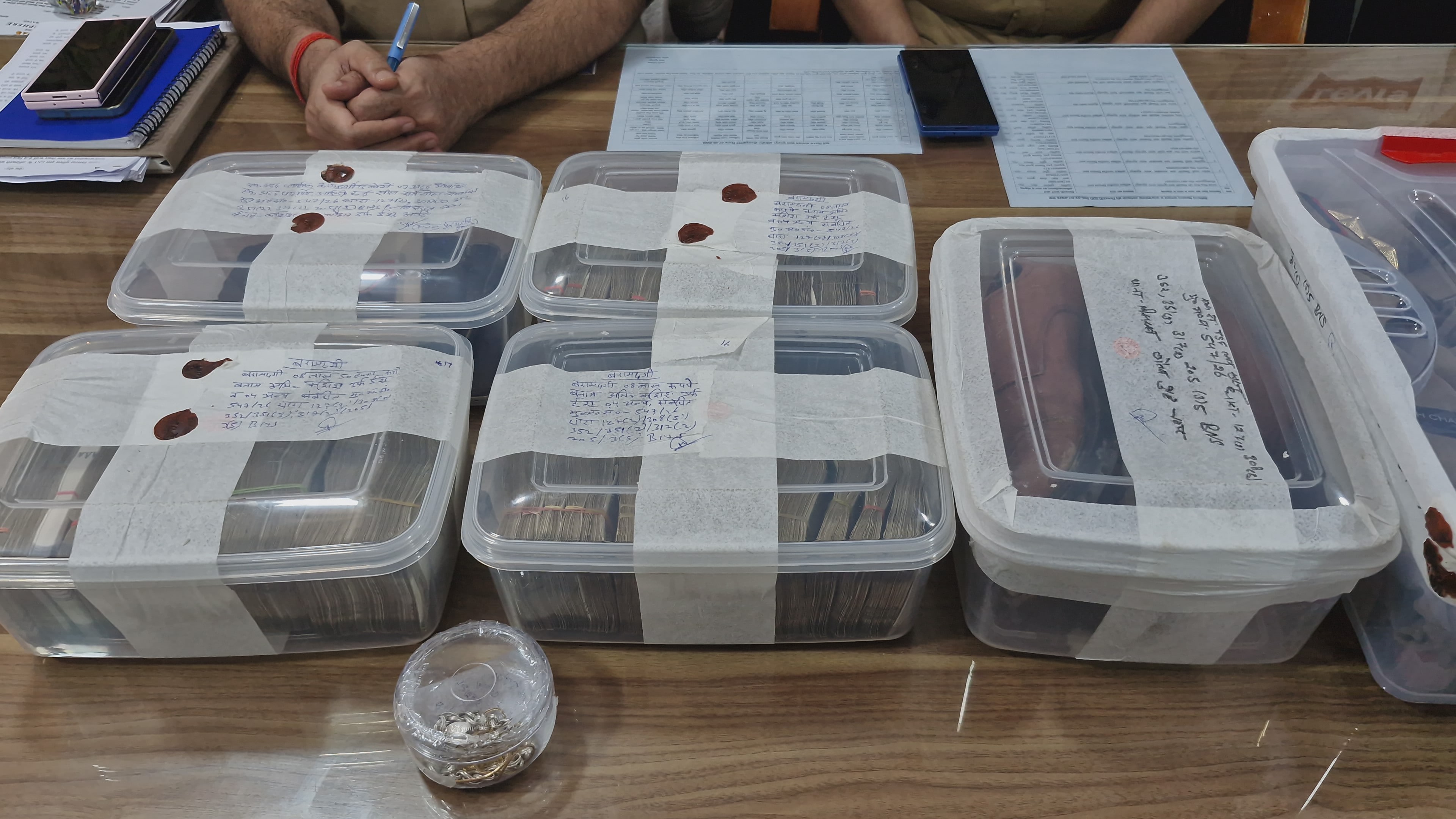 पुलिस द्वारा जब्त किया गया सामान. पुलिस द्वारा जब्त किया गया सामान.