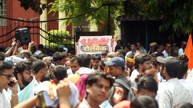 जंतर-मंतर पर जाति आधारित आरक्षण का विरोध, आधी रात हुआ बवाल, हिरासत में लिए गए राजघाट पहुंचे प्रदर्शनकारी