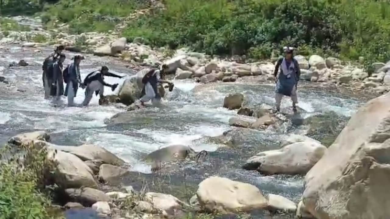 शिक्षा की ऐसी ललक, उफनती नदी पार कर स्कूल जाने को मजबूर बच्चे, 1 साल पहले बारिश में बहा था पुल