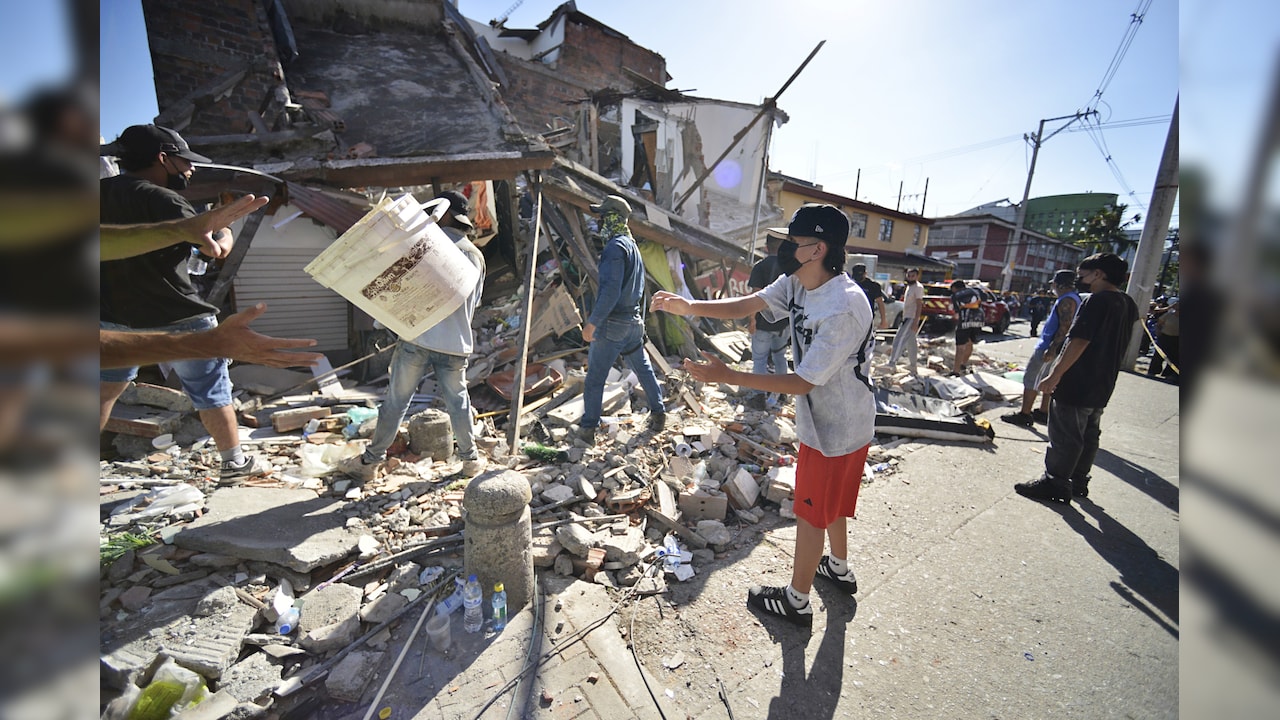Quake Death Toll Rises As Colombian Civilians Aid In Rescue