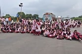 बड़वानी में Gen अल्फा छात्रों का हंगामा: 50 KM पैदल चलकर किया NH-3 जाम, बोले- कलेक्टर को ही बताएंगे