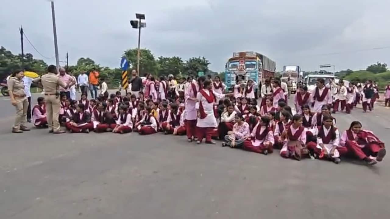 बड़वानी में Gen अल्फा छात्रों का हंगामा: 50 KM पैदल चलकर किया NH-3 जाम, बोले- कलेक्टर को ही बताएंगे
