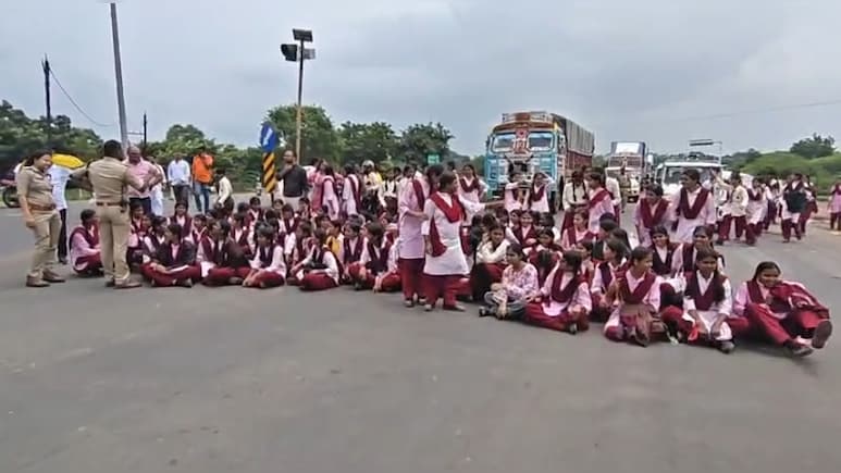बड़वानी में Gen अल्फा छात्रों का हंगामा: 50 KM पैदल चलकर किया NH-3 जाम, बोले- कलेक्टर को ही बताएंगे