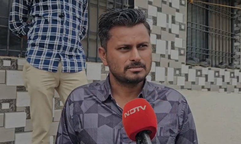 मुरलीधर के पड़ोसी और साथ काम करने वाले महादेव.