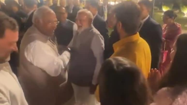 PM मोदी और प्रियंका गांधी में हो रही बातचीत, खरगे बोले- थोड़ा बदल गए हो आप