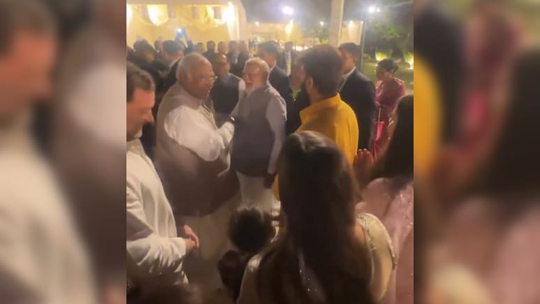 "<i>Thoda Badal Gaye Ho</i>": M Kharge, PM Modi's Banter At Wedding Reception