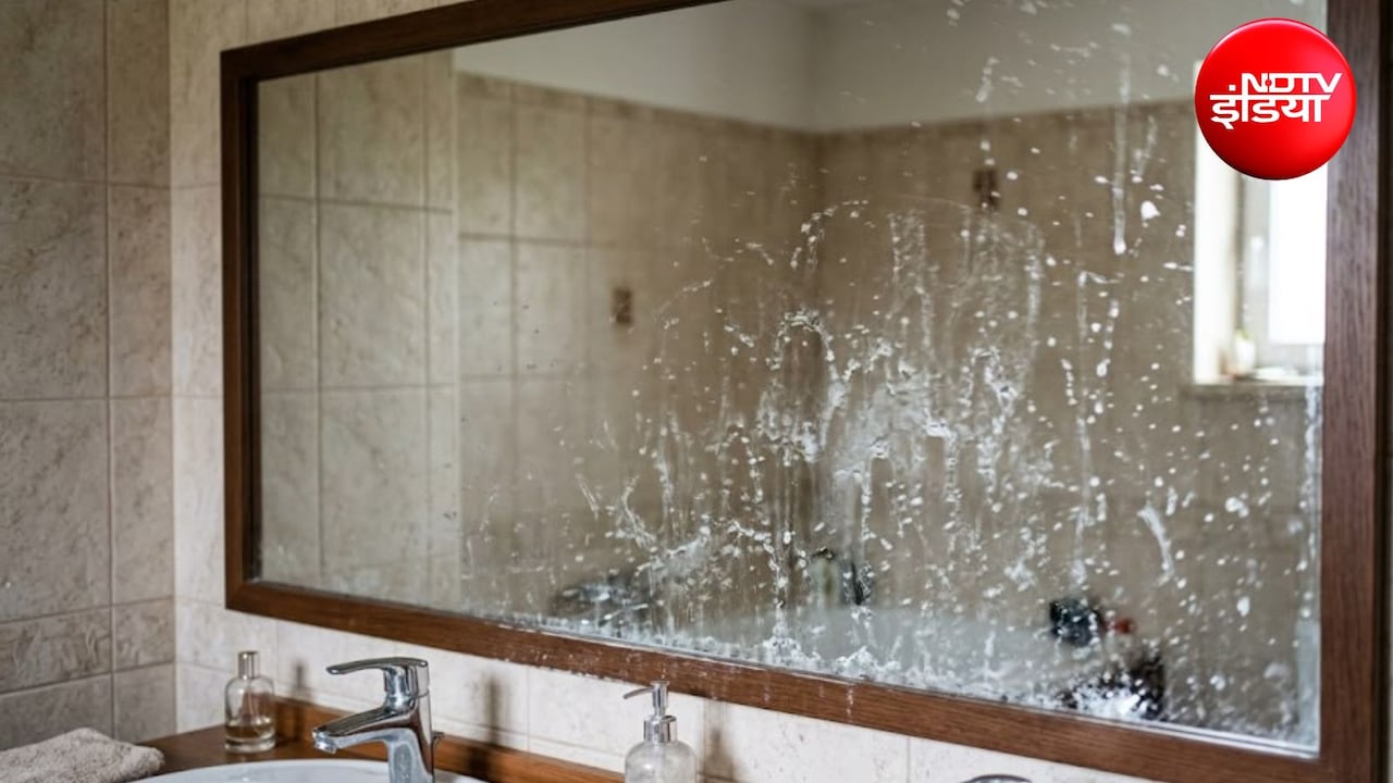 बाथरूम और वॉश बेसिन के शीशे पर पड़ गए सफेद धब्बे? सफाई के लिए अपनाएं 5 आसान हैक्स, आएगी नई जैसी चमक