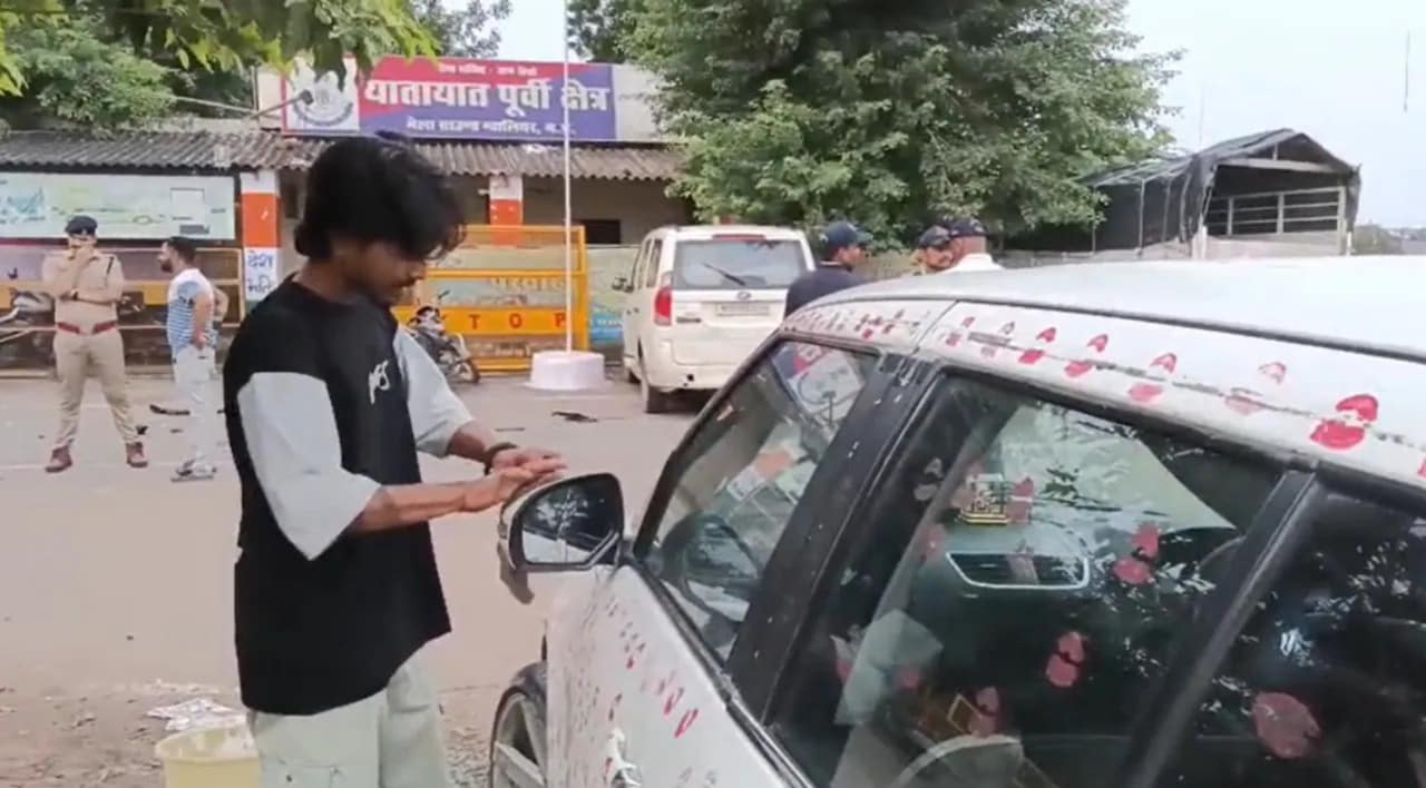 Gwalior Kissing Car: युवक को थाने में खुद ही कार की सफाई करनी पड़ी. 5 हजार 5 सौ का चालान कटा सो अलग