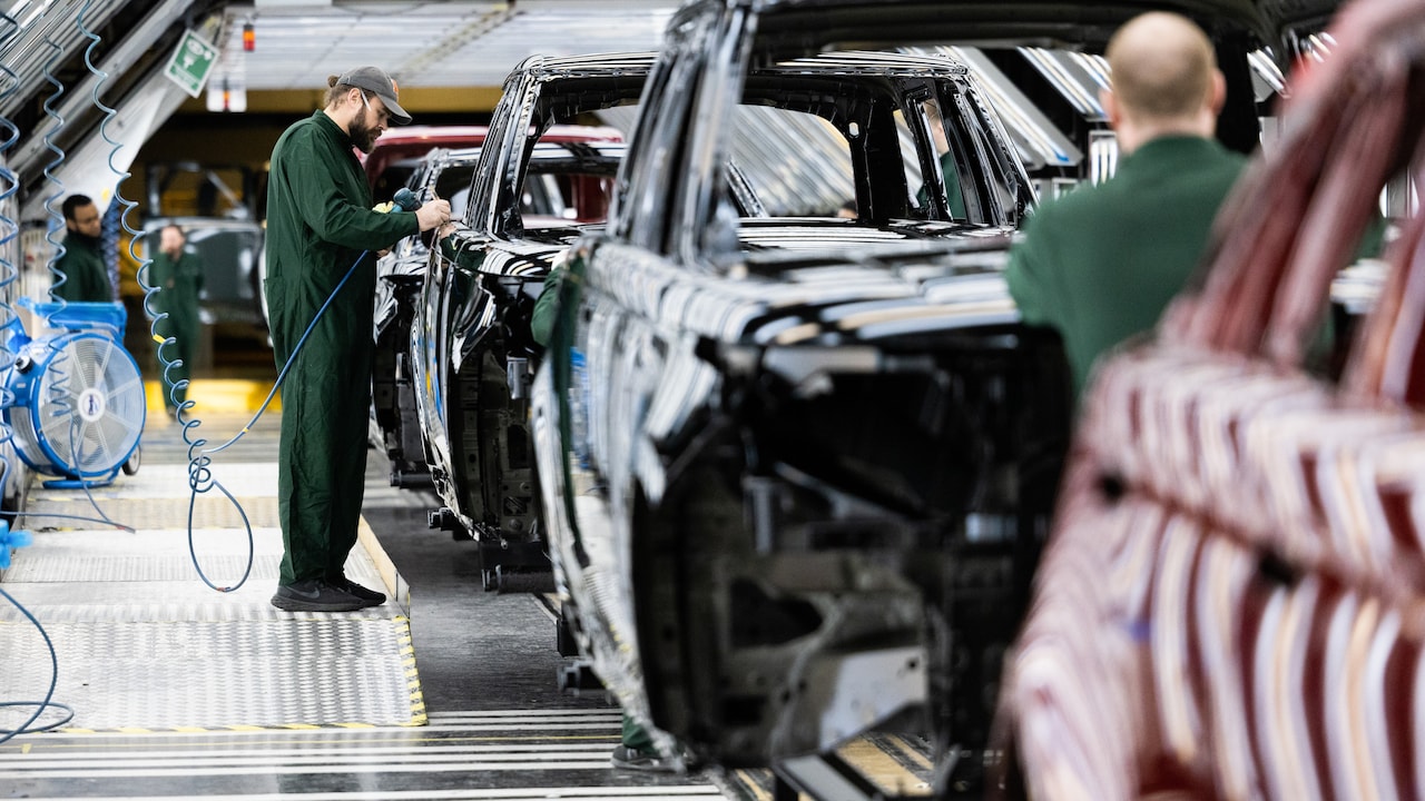 JLR Owner Misses Profit Estimate Stung by Luxury Unit Slack