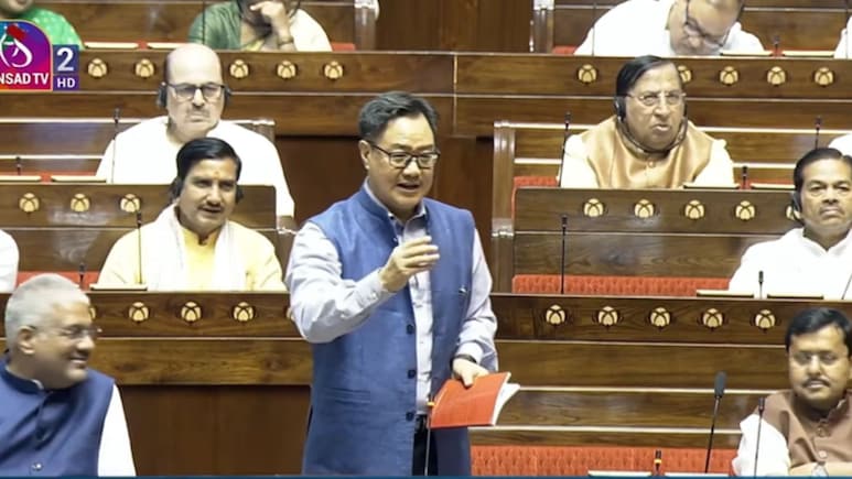 केंद्र सरकार छात्रों के प्रोटेस्ट पर चर्चा को तैयार, रिजिजू बोले-शाह बोलें तो शांति से सुने विपक्ष
