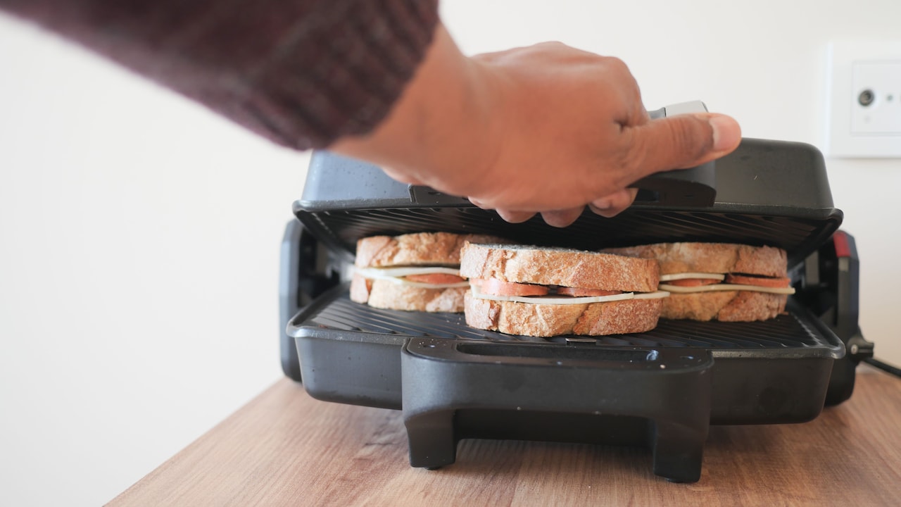 10 Reasons Sandwich Makers Brown Bread Unevenly And How To Get More Consistent Toasting 10 Reasons Sandwich Makers Brown Bread Unevenly And How To Get More Consistent Toasting