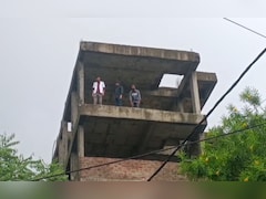 6 मंजिला बिल्डिंग पर चढ़े 3 नर्सिंग छात्र, आत्महत्या की दी धमकी; बोले- 6 साल से बर्बाद हो रहा भविष्य