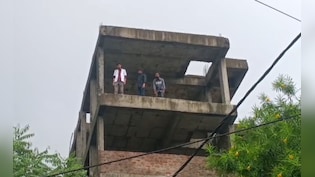6 मंजिला बिल्डिंग पर चढ़े 3 नर्सिंग छात्र, आत्महत्या की दी धमकी; बोले- 6 साल से बर्बाद हो रहा भविष्य